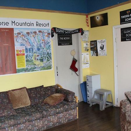 Kicking Horse Backpacker Hostel Golden Exteriör bild