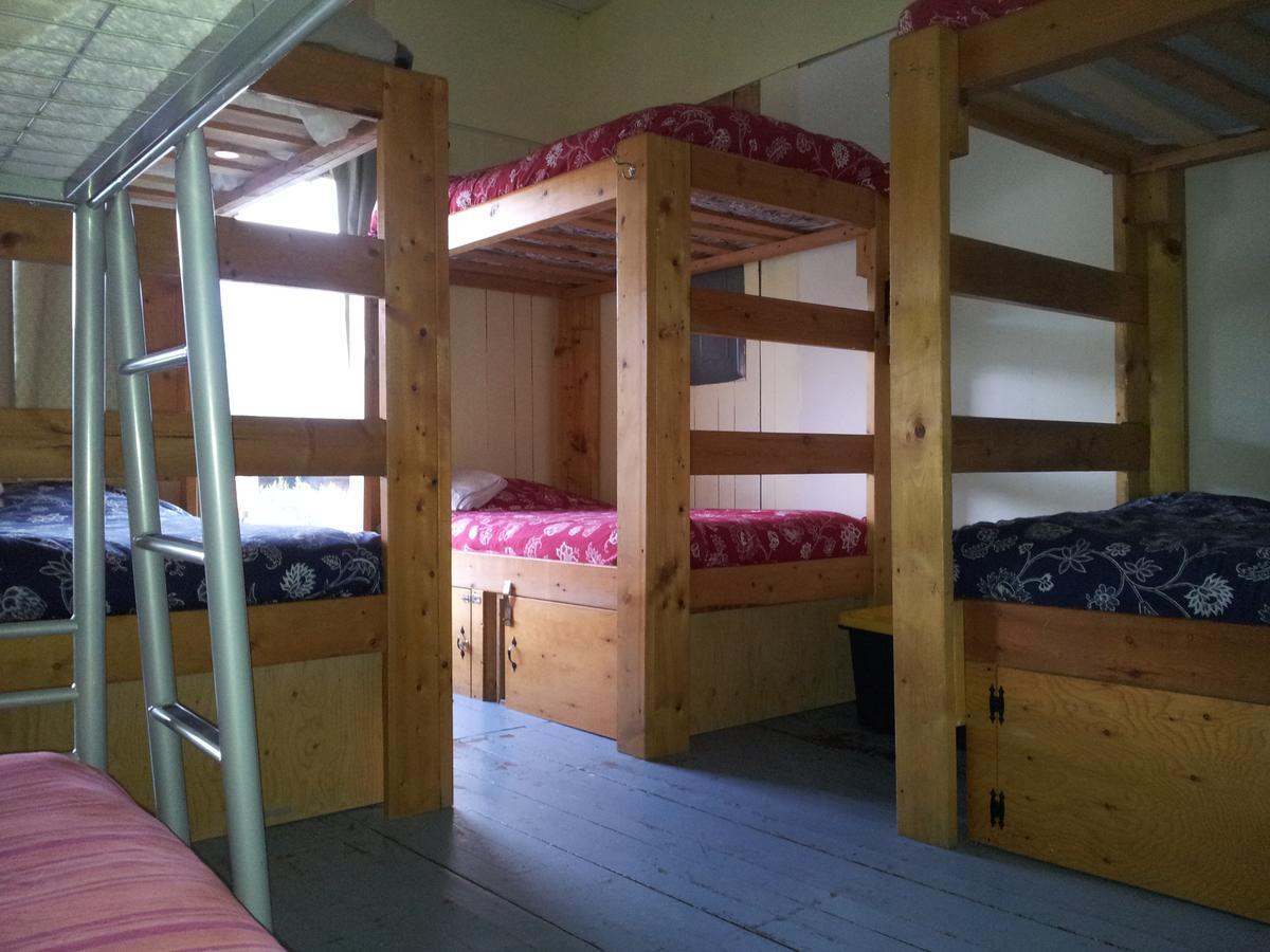 Kicking Horse Backpacker Hostel Golden Exteriör bild