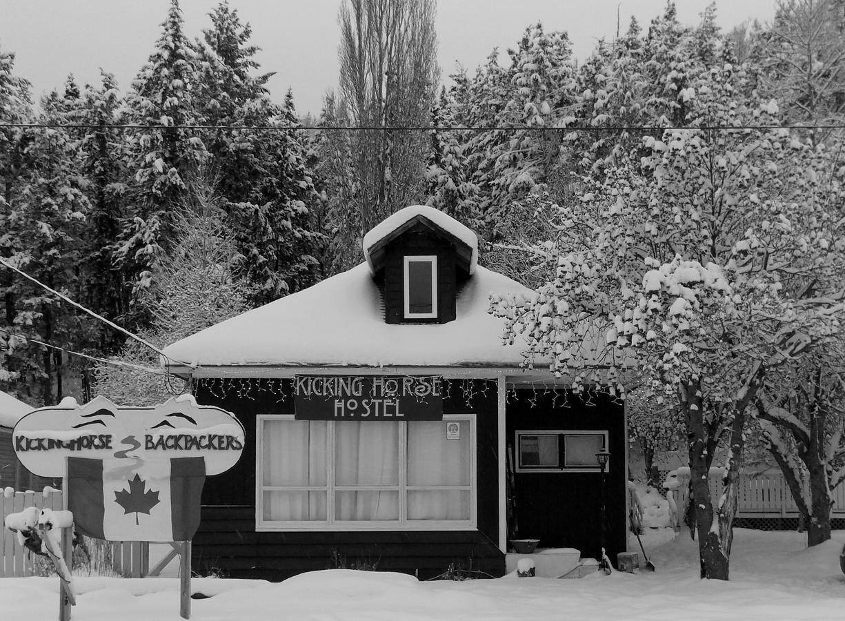 Kicking Horse Backpacker Hostel Golden Exteriör bild