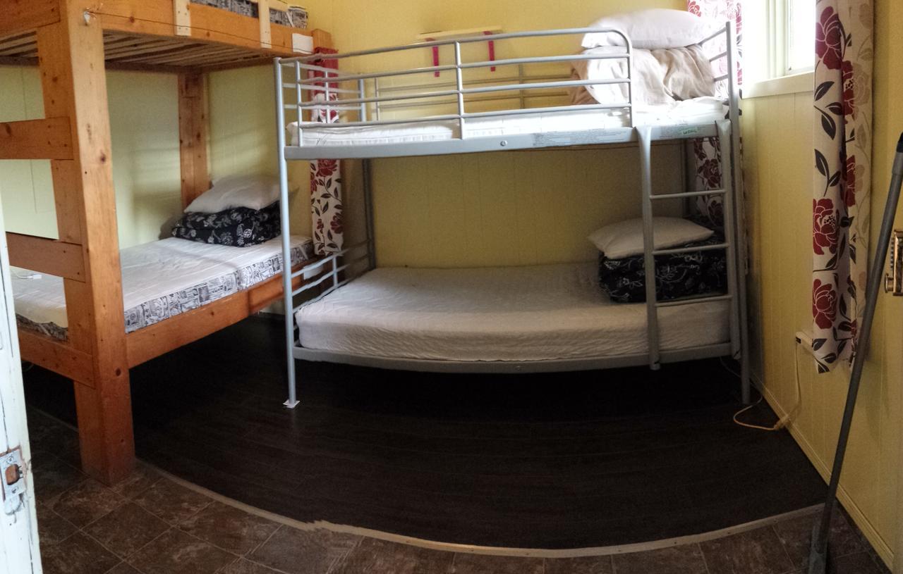 Kicking Horse Backpacker Hostel Golden Exteriör bild