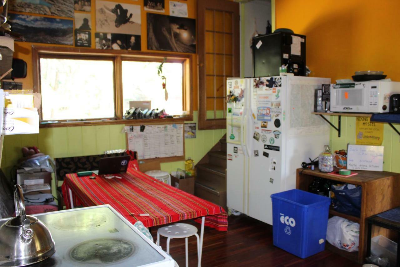 Kicking Horse Backpacker Hostel Golden Exteriör bild