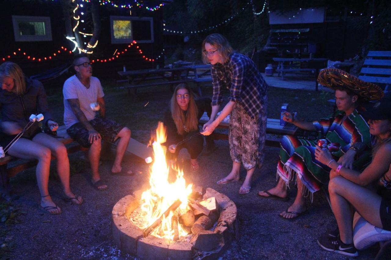Kicking Horse Backpacker Hostel Golden Exteriör bild