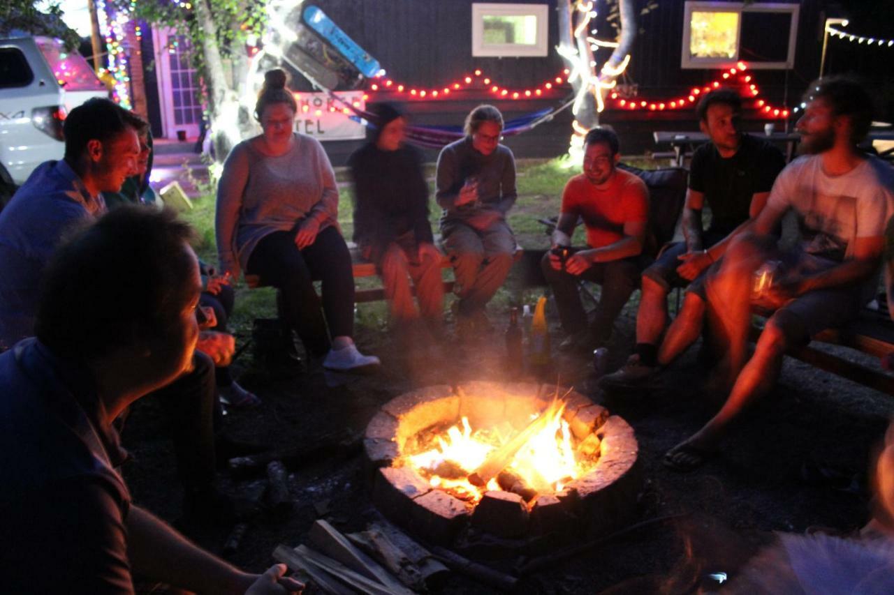 Kicking Horse Backpacker Hostel Golden Exteriör bild