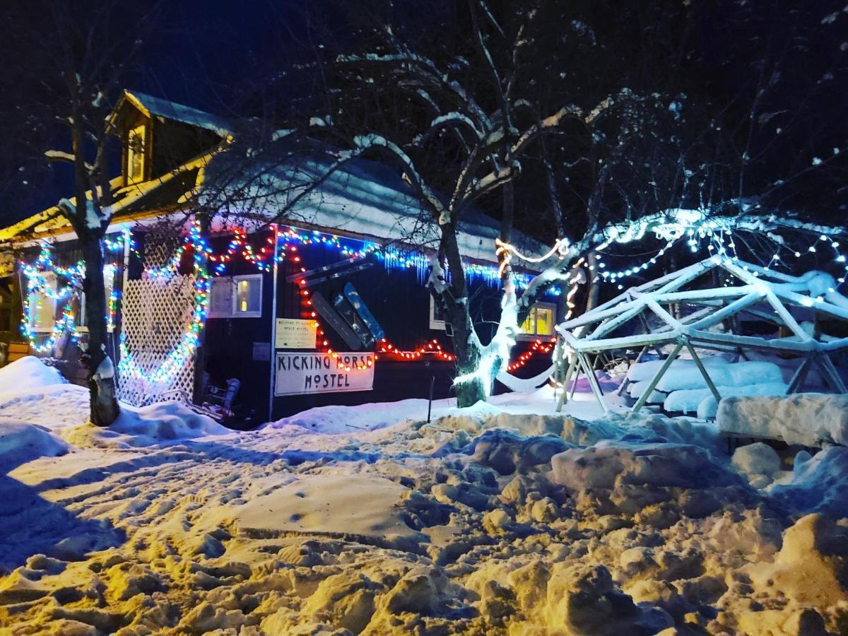 Kicking Horse Backpacker Hostel Golden Exteriör bild